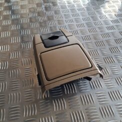 Centrālās konsoles nodalījums priekš VOLVO S60 2008