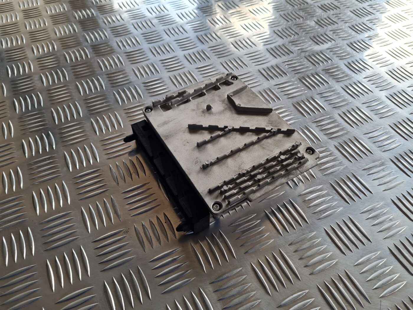 Dzinēja vadības bloks priekš VOLVO S60 2008 2 Dzinēja vadības bloks priekš VOLVO S60 2008