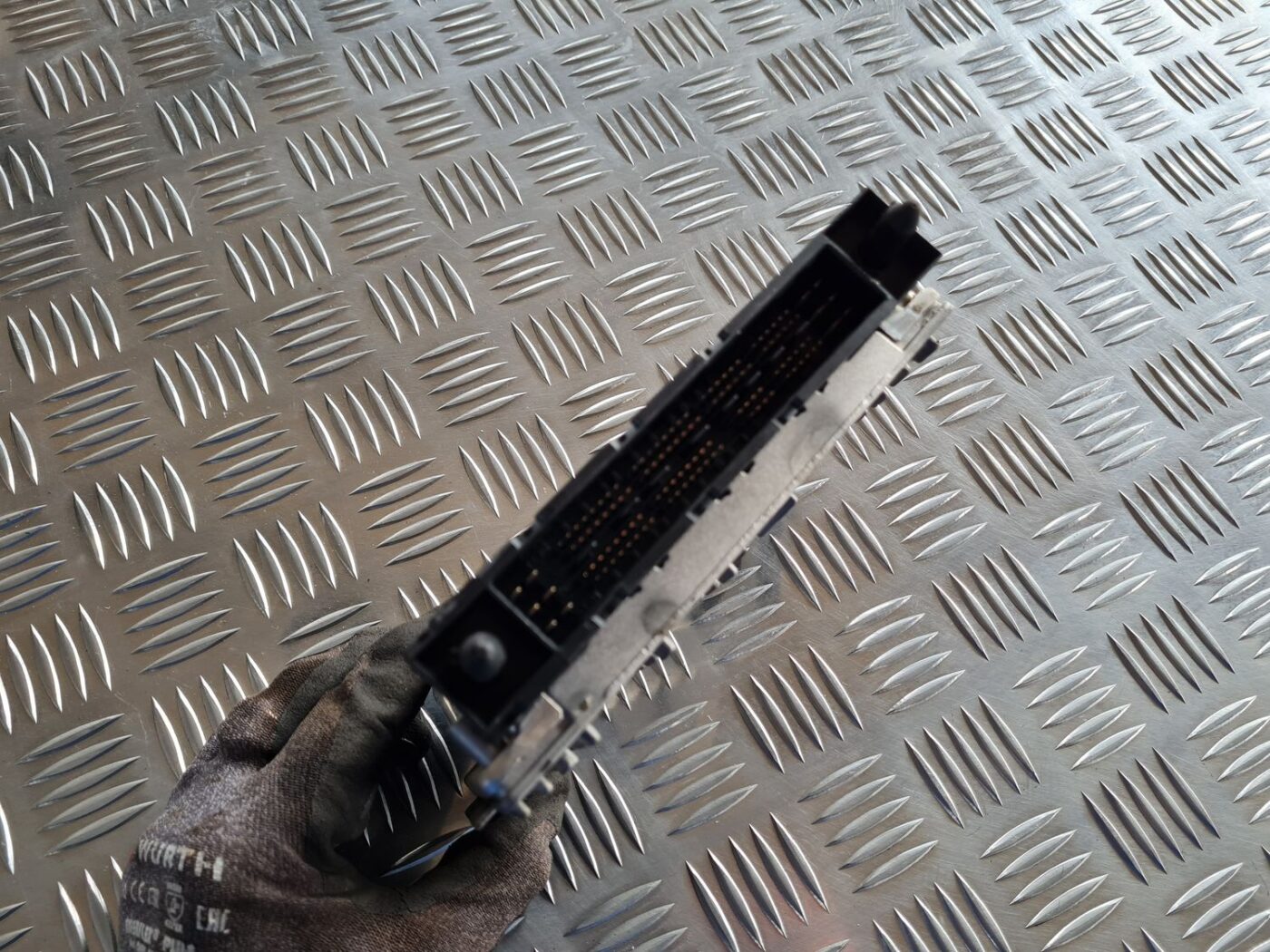 Dzinēja vadības bloks priekš VOLVO S60 2008 4 Dzinēja vadības bloks priekš VOLVO S60 2008