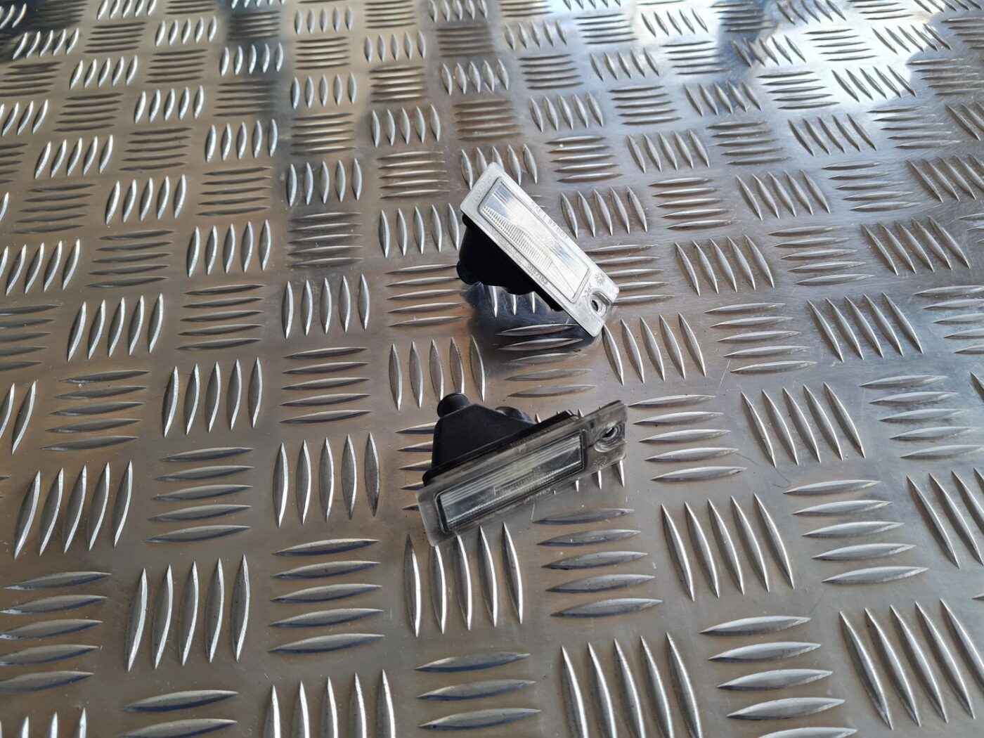 Numura zīmes apgaismojums priekš VOLVO S60 2008