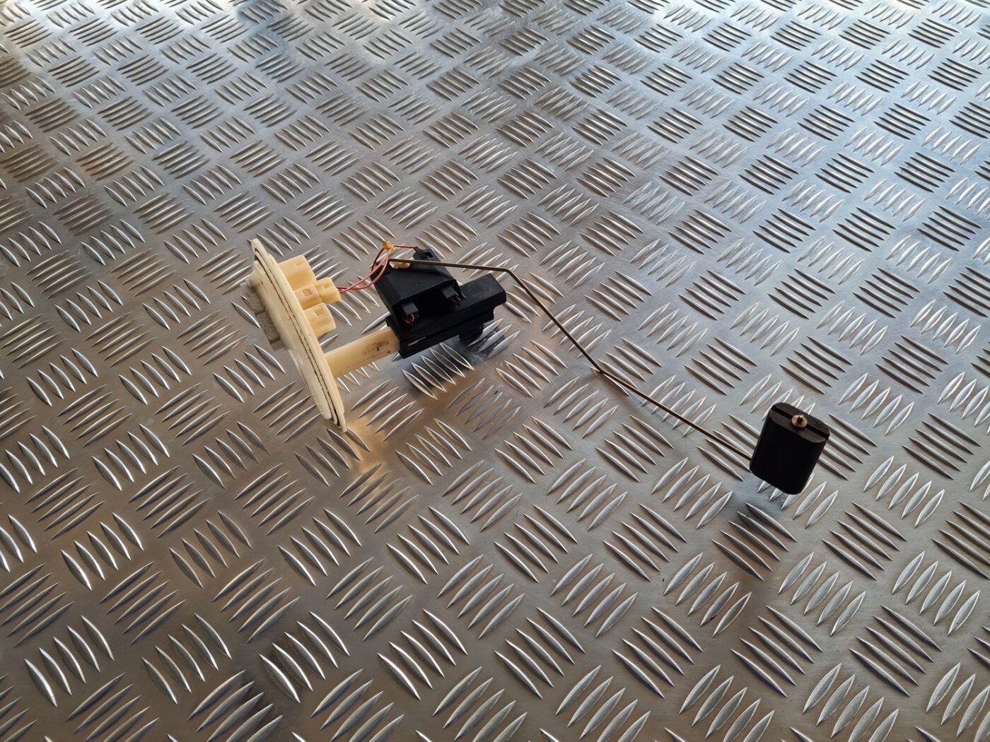 Degvielas tvertnes sūkņa līmeņa devējs priekš VOLVO S60 2008