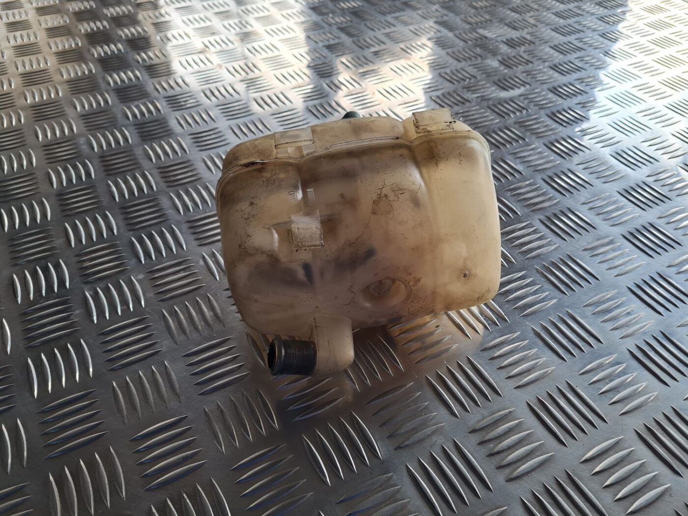 Dzesēšanas šķidruma tvertne priekš VOLVO S60 2008 2 Dzesēšanas šķidruma tvertne priekš VOLVO S60 2008