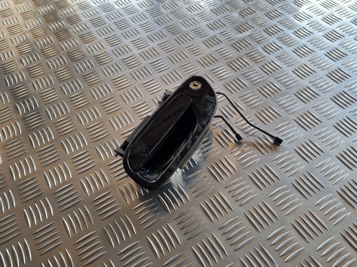 Aizmugurējais kreisais durvju rokturis priekš VOLVO S60 2008