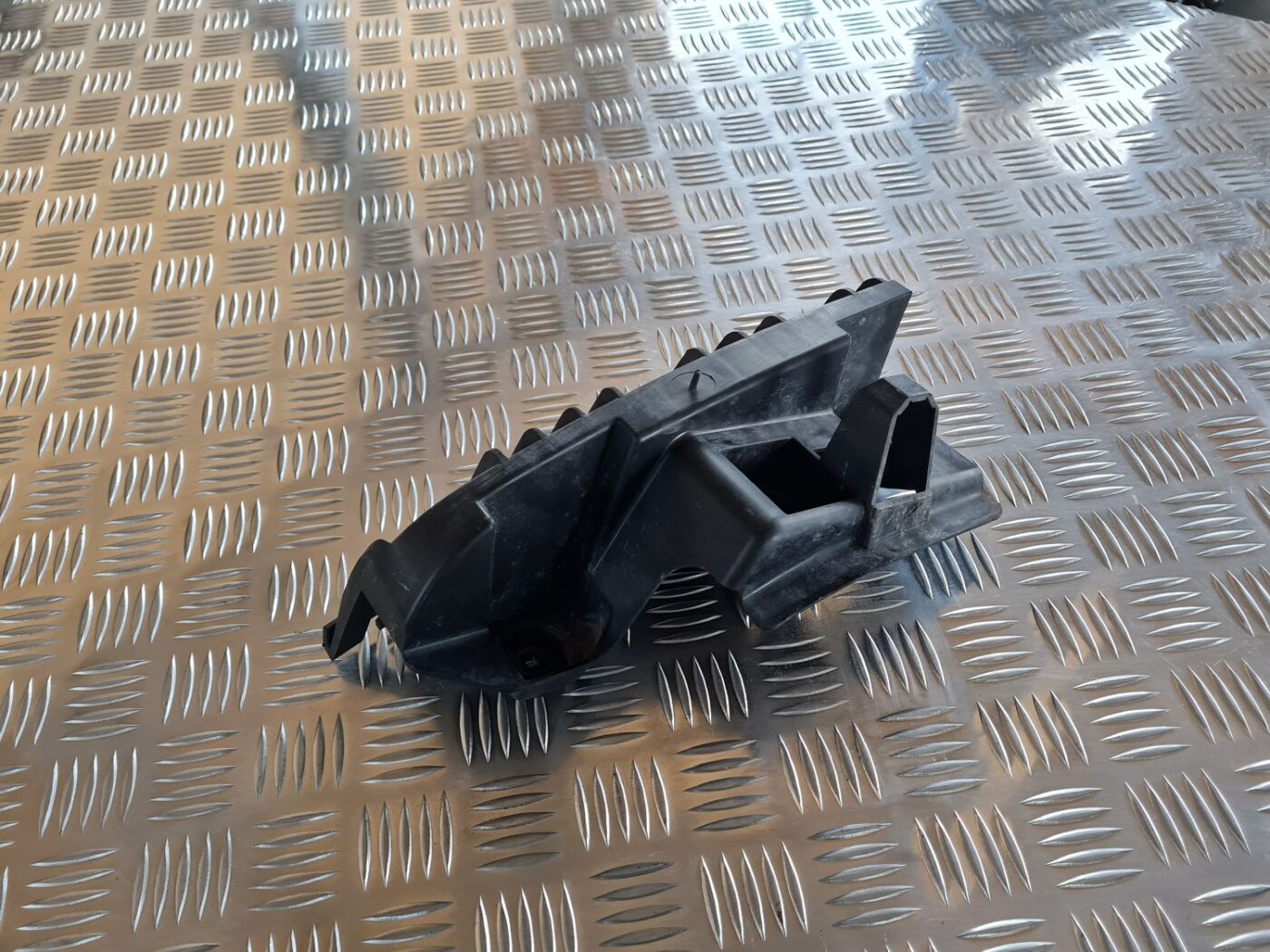 Aizmugurēja bufera kronšteins priekš VOLVO S60 2008