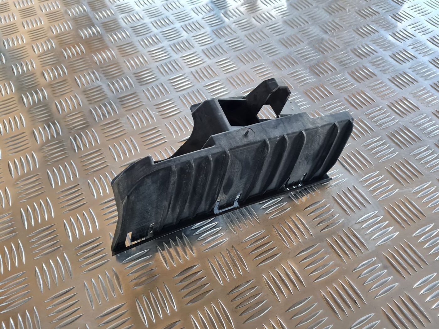 Aizmugurēja bufera kronšteins priekš VOLVO S60 2008