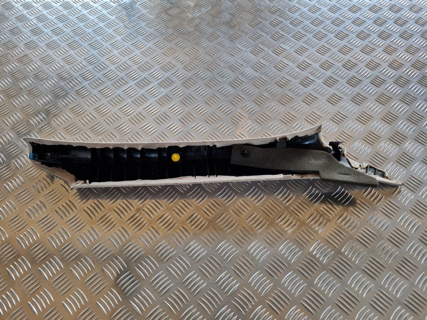 Priekšējas salona statnes apdare priekš VOLVO S60 2008 1 Priekšējas salona statnes apdare priekš VOLVO S60 2008