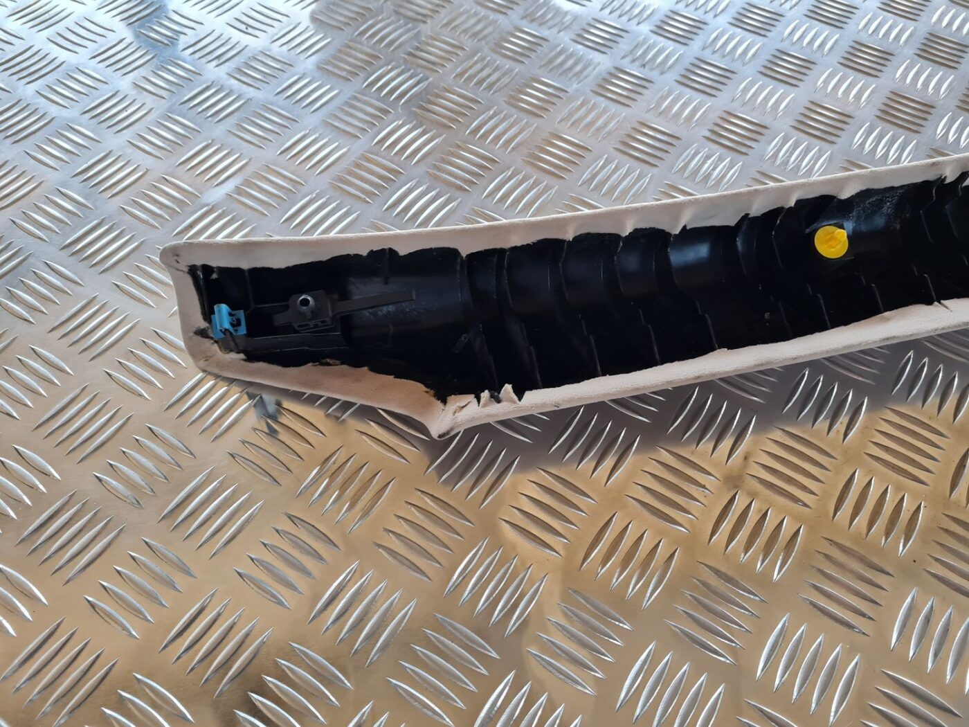 Priekšējas salona statnes apdare priekš VOLVO S60 2008 3 Priekšējas salona statnes apdare priekš VOLVO S60 2008