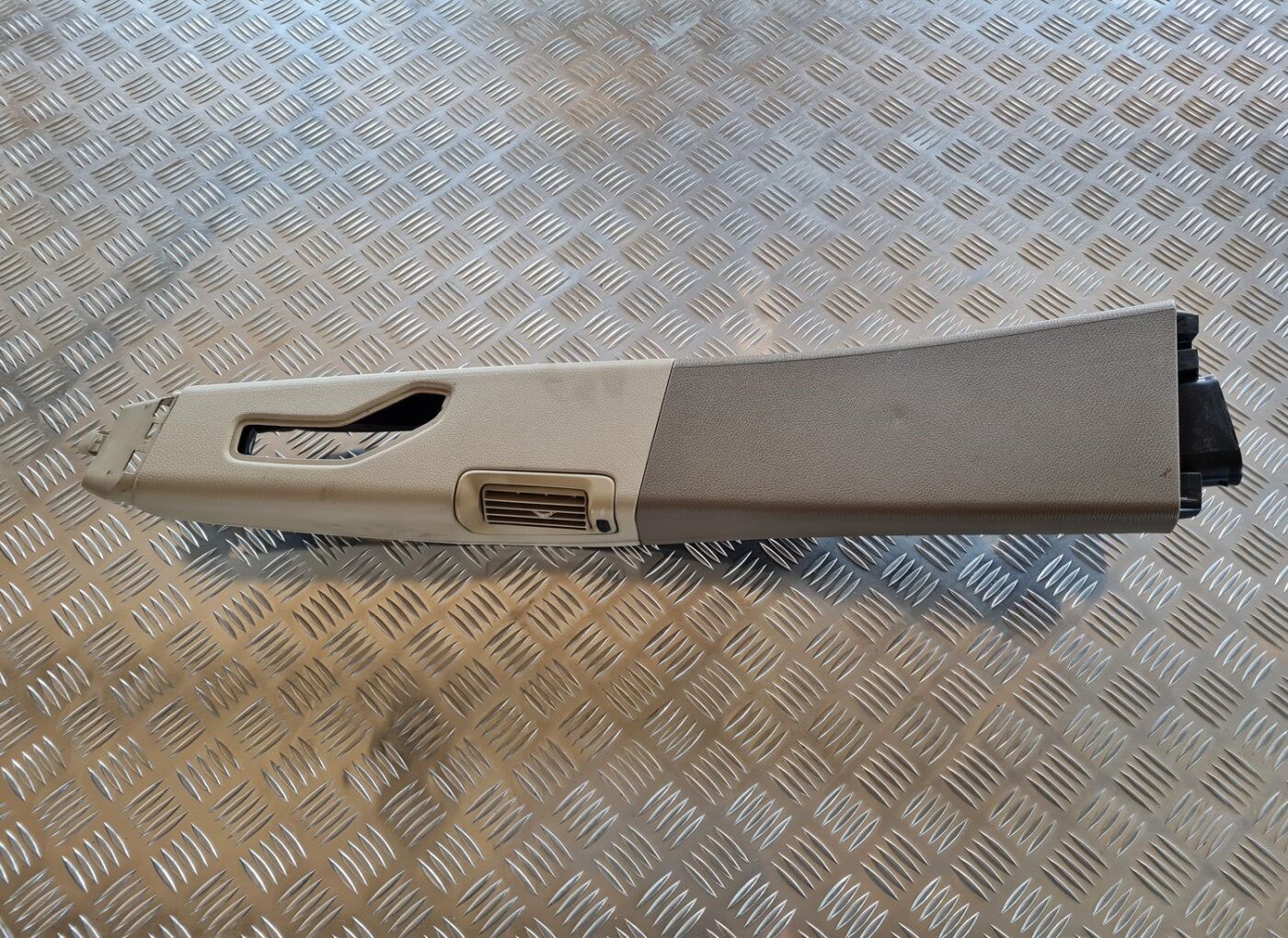 Vidējas salona statnes apdare priekš VOLVO S60 2008