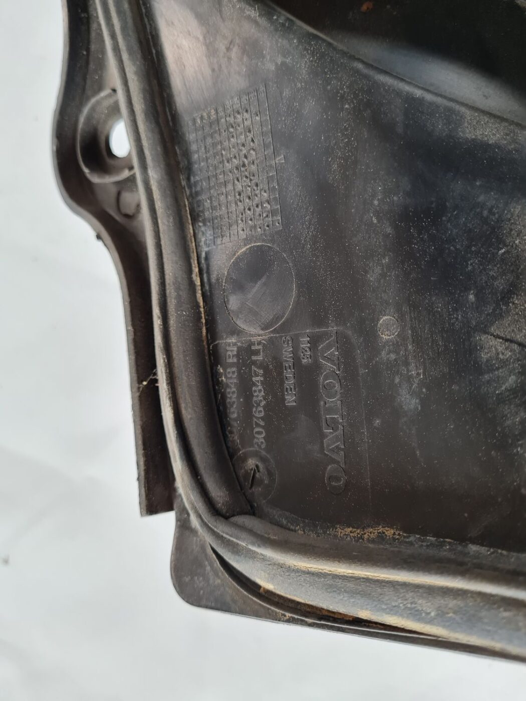 Vējstikla uzlikas (deflektora) režģis priekš VOLVO S60 2008