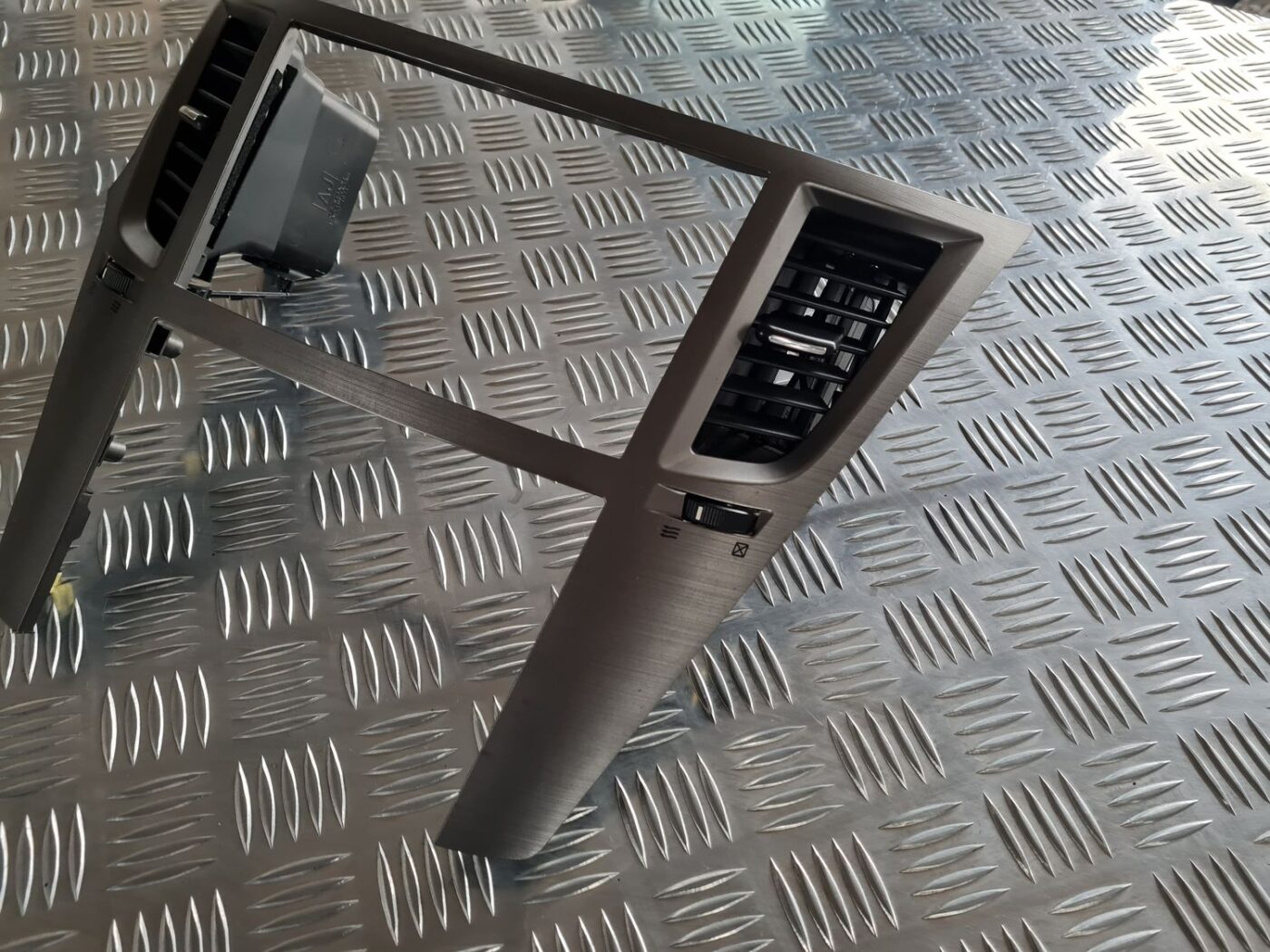 Mērinstrumentu paneļa gaisa vads, centrā priekš SUBARU LEGACY 2010