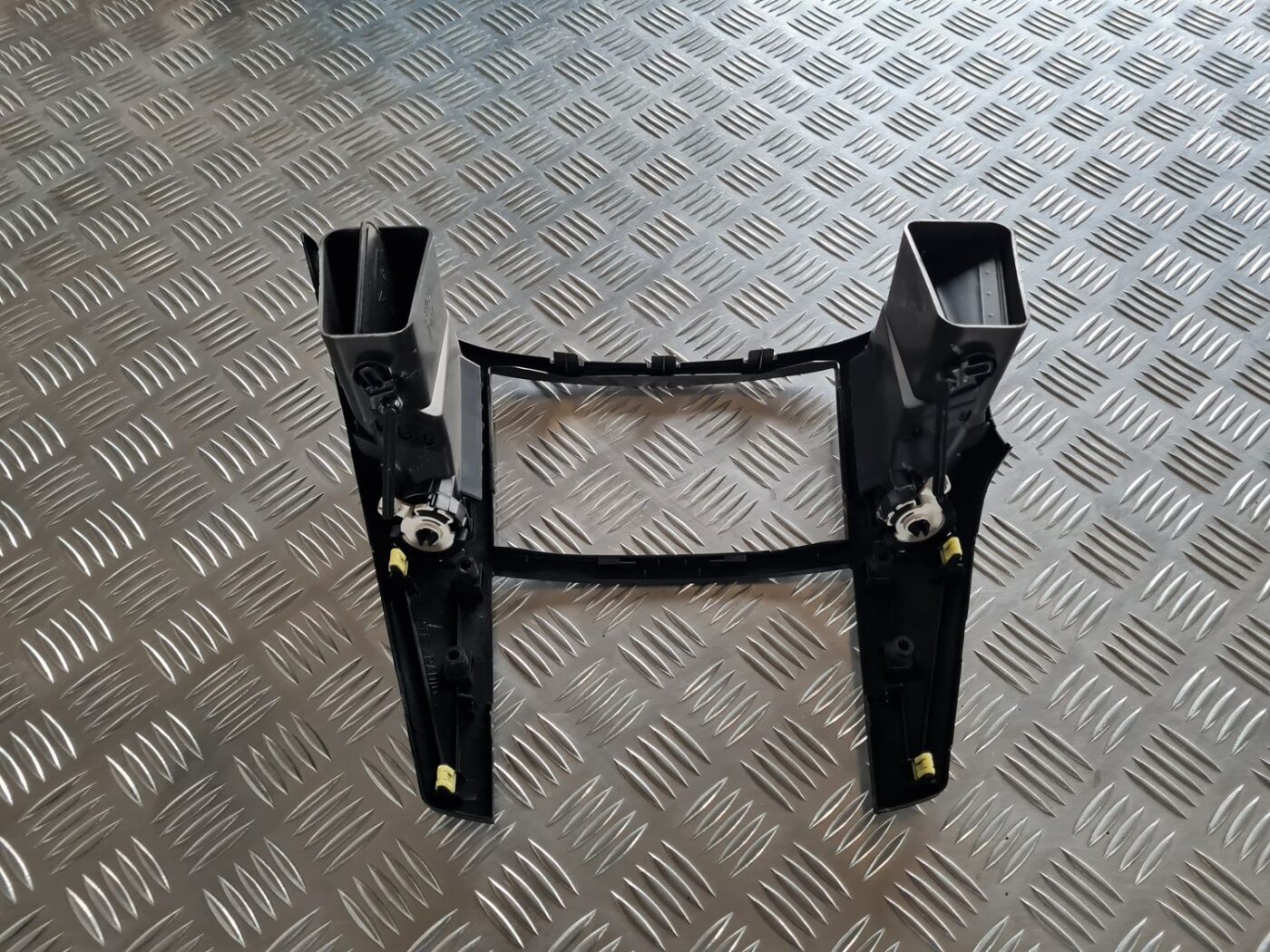 Mērinstrumentu paneļa gaisa vads, centrā priekš SUBARU LEGACY 2010