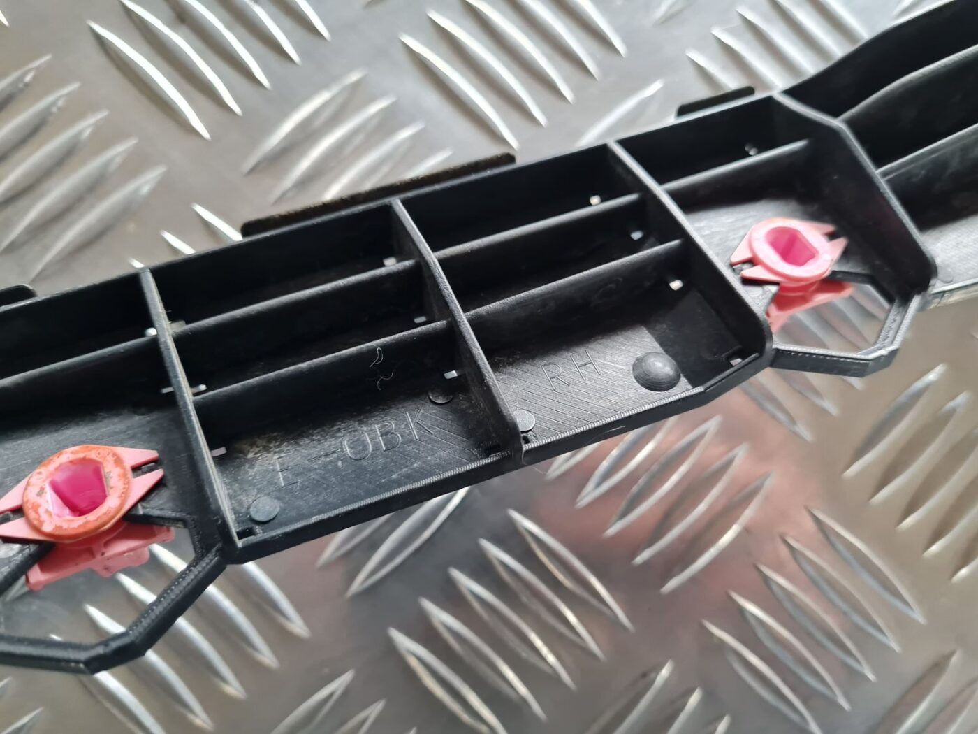 Aizmugurējā spārna un bufera stiprinājums priekš SUBARU LEGACY 2010