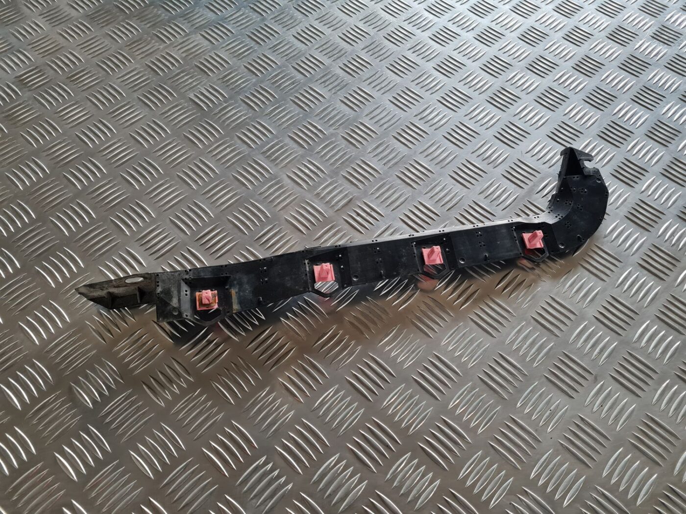 Aizmugurējā spārna un bufera stiprinājums priekš SUBARU LEGACY 2010