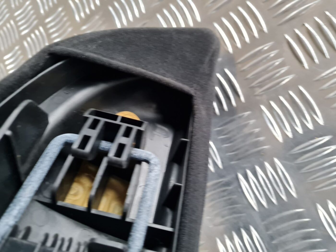 Aizmugurējā sēdekļa slēdzene priekš SUBARU LEGACY 2010