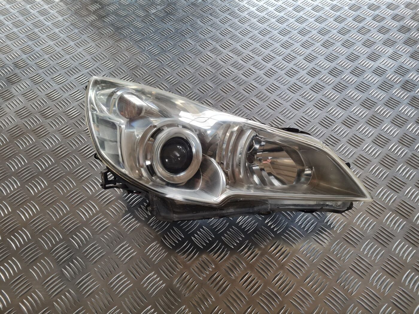 Priekšējais labais lukturis priekš SUBARU LEGACY 2010