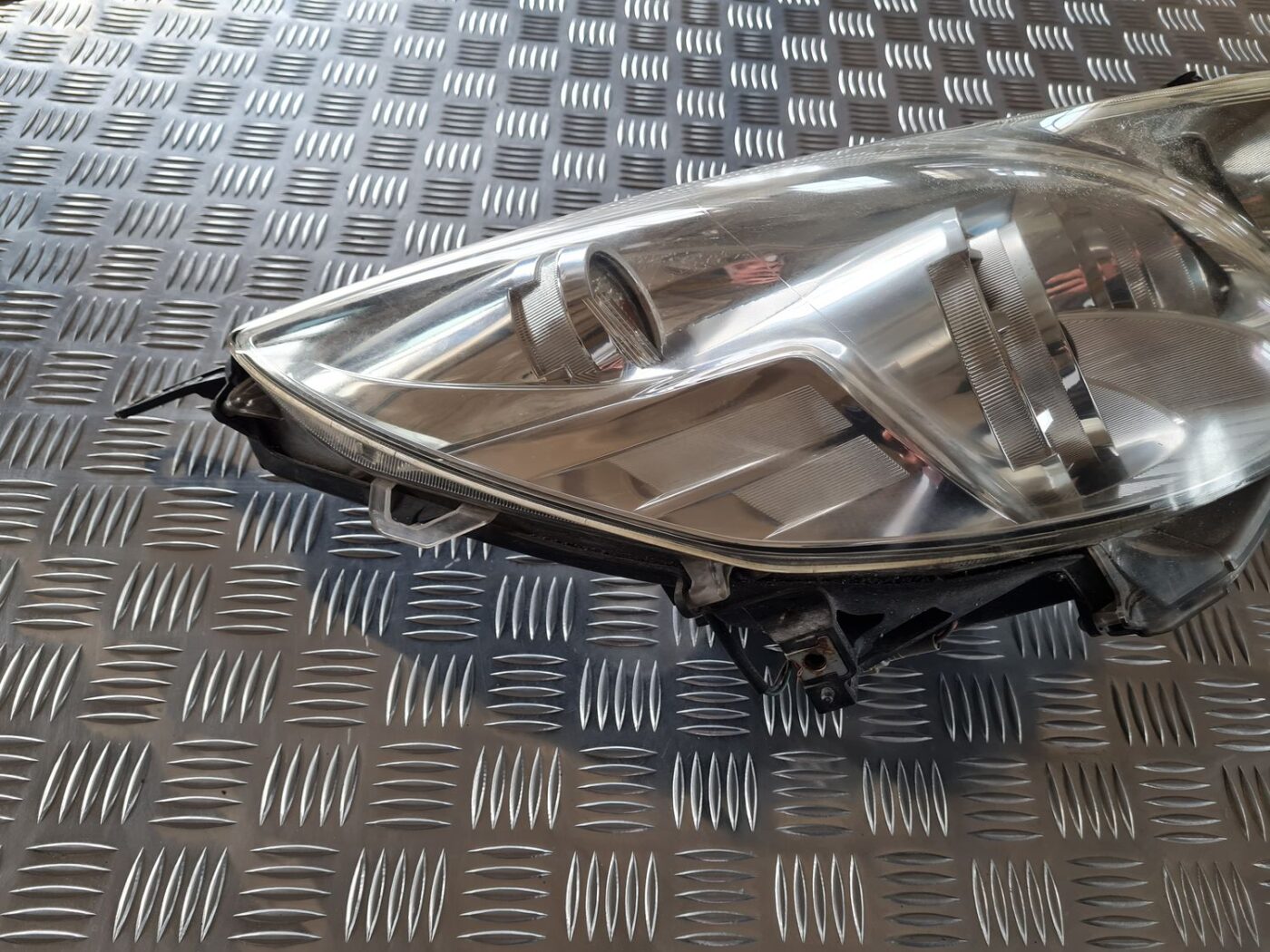 Priekšējais labais lukturis priekš SUBARU LEGACY 2010