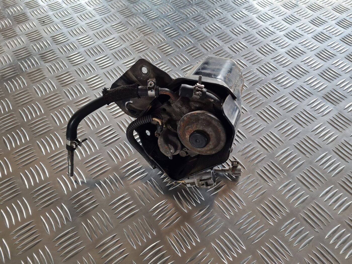 Degvielas filtra korpuss priekš SUBARU LEGACY 2010 3 Degvielas filtra korpuss priekš SUBARU LEGACY 2010