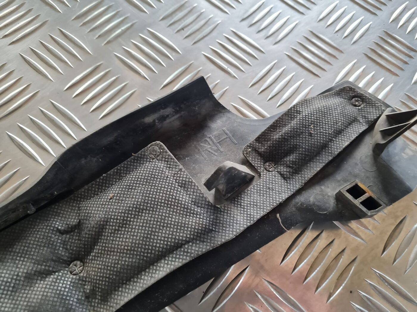 Ieliktņis starp spārnu un durvīm priekš SUBARU LEGACY 2010