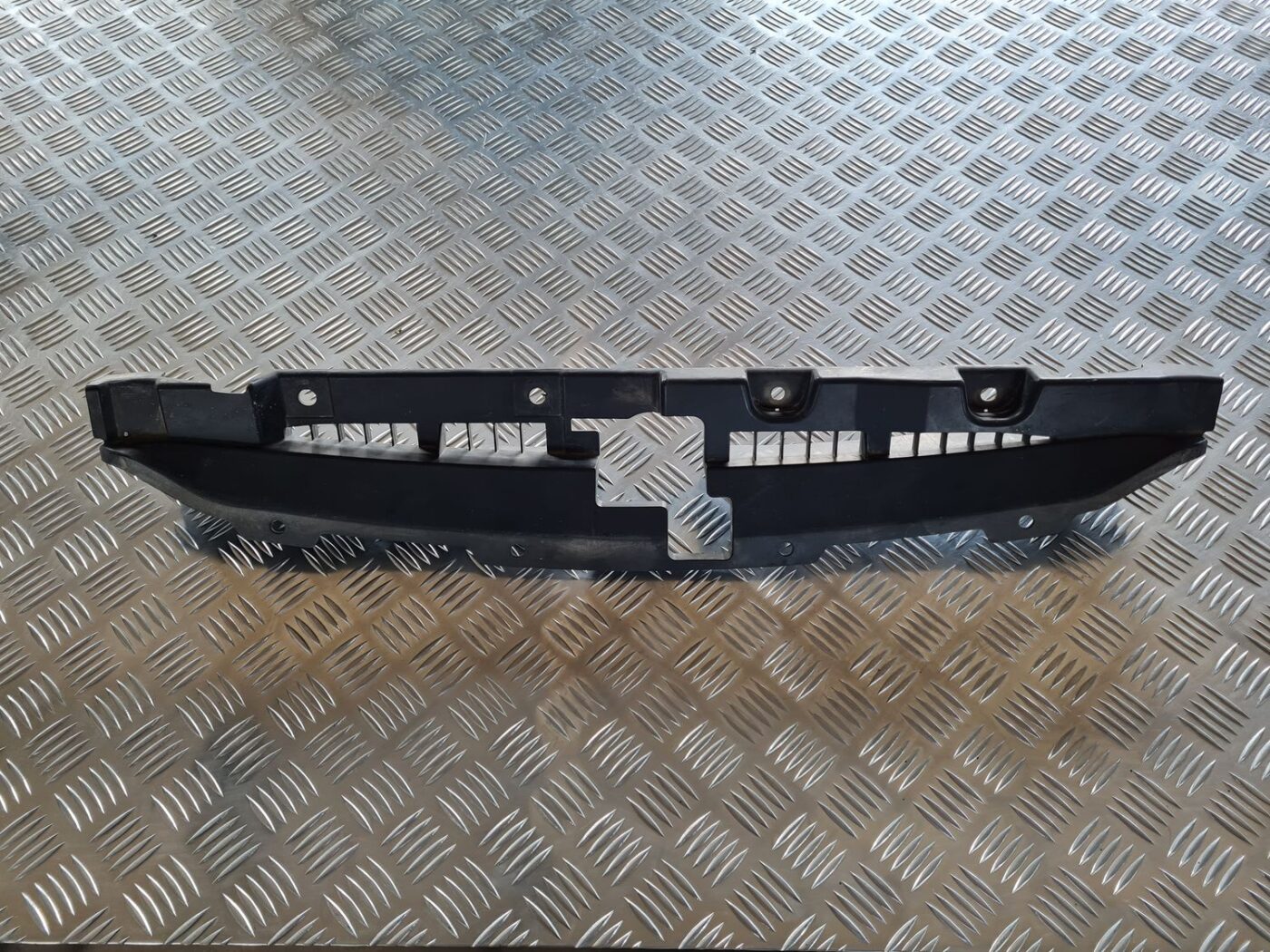 Radiatoru augšēja uzlika priekš SUBARU LEGACY 2010