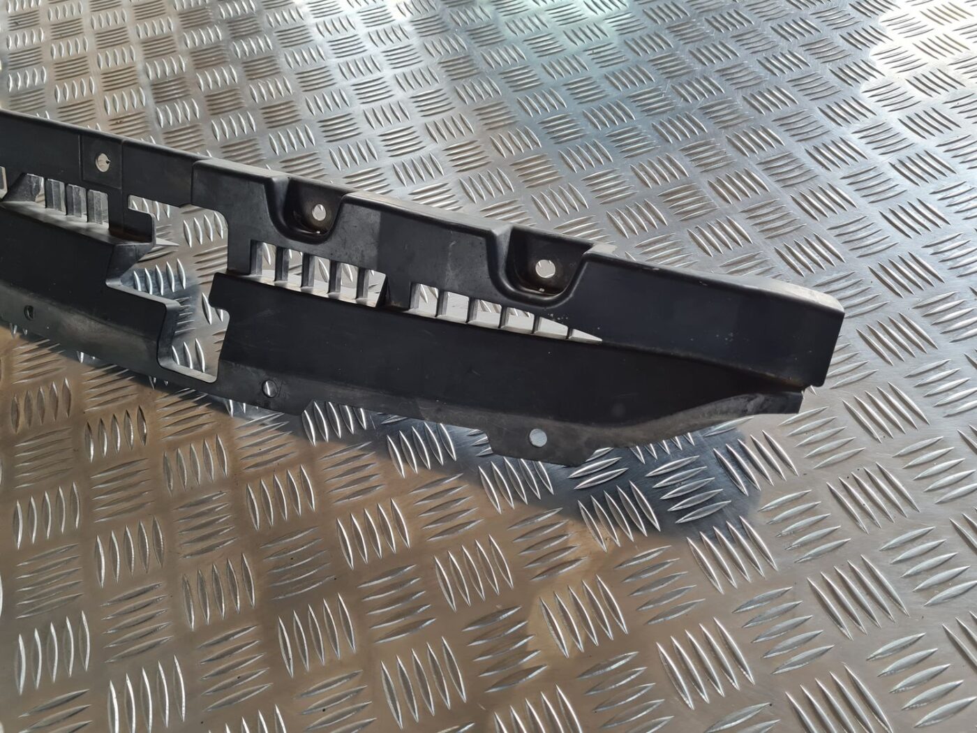 Radiatoru augšēja uzlika priekš SUBARU LEGACY 2010