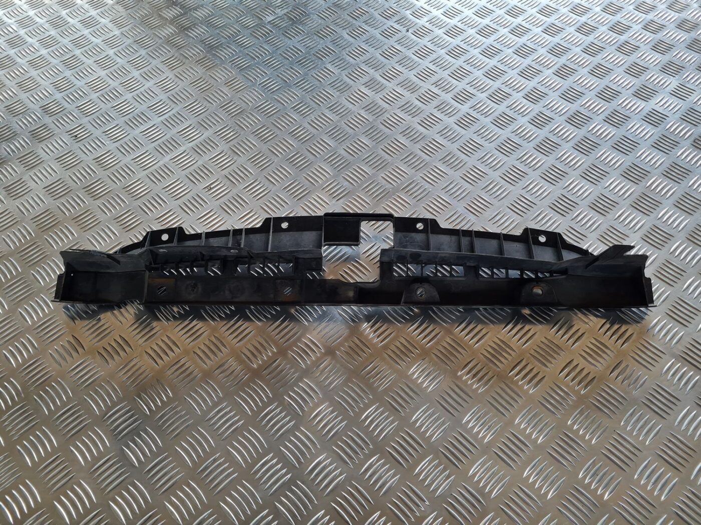 Radiatoru augšēja uzlika priekš SUBARU LEGACY 2010