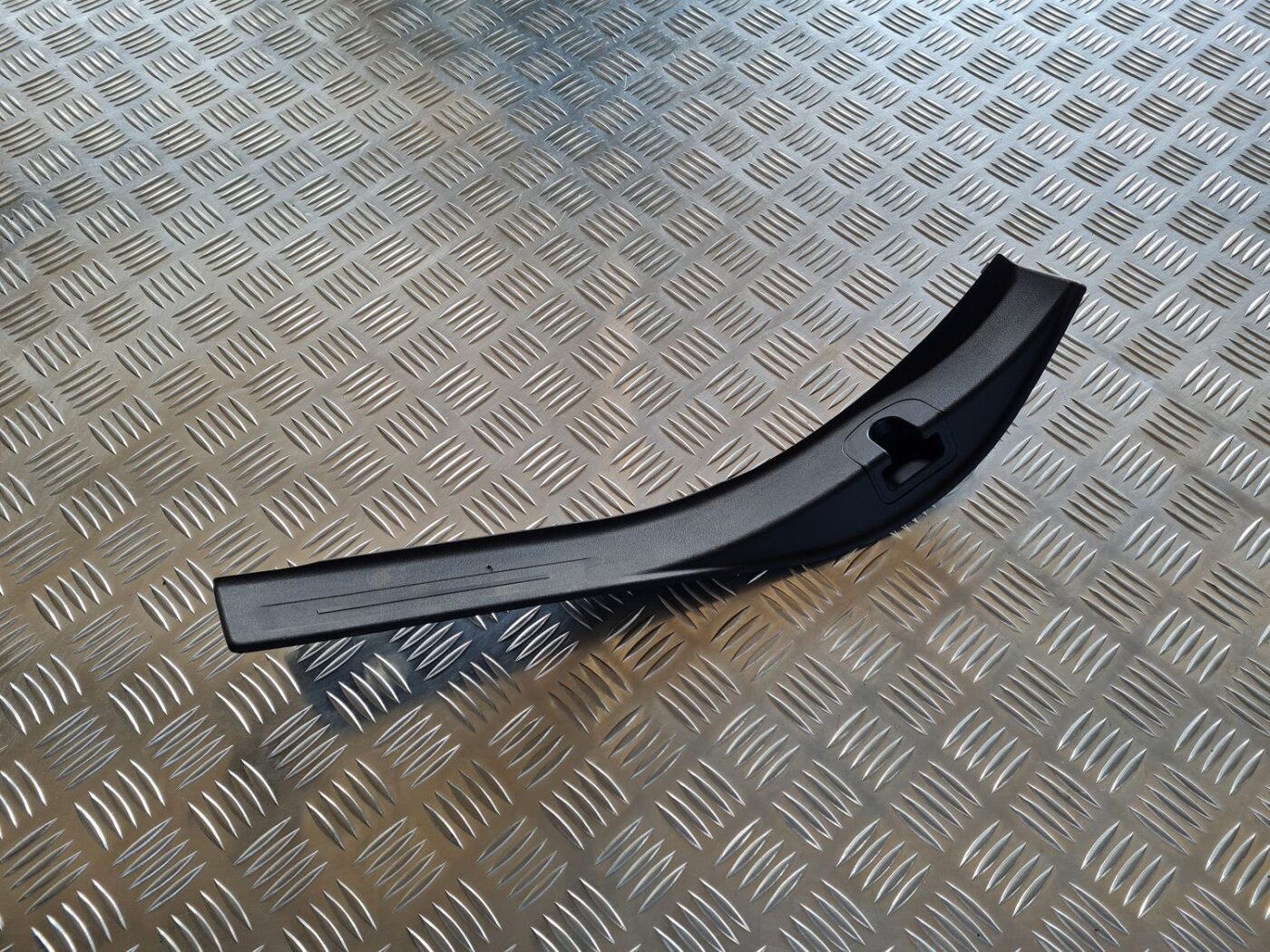 Sliekšņa aizmugurēja kreisa uzlika (salonā) priekš SUBARU LEGACY 2010 1 Sliekšņa aizmugurēja kreisa uzlika (salonā) priekš SUBARU LEGACY 2010