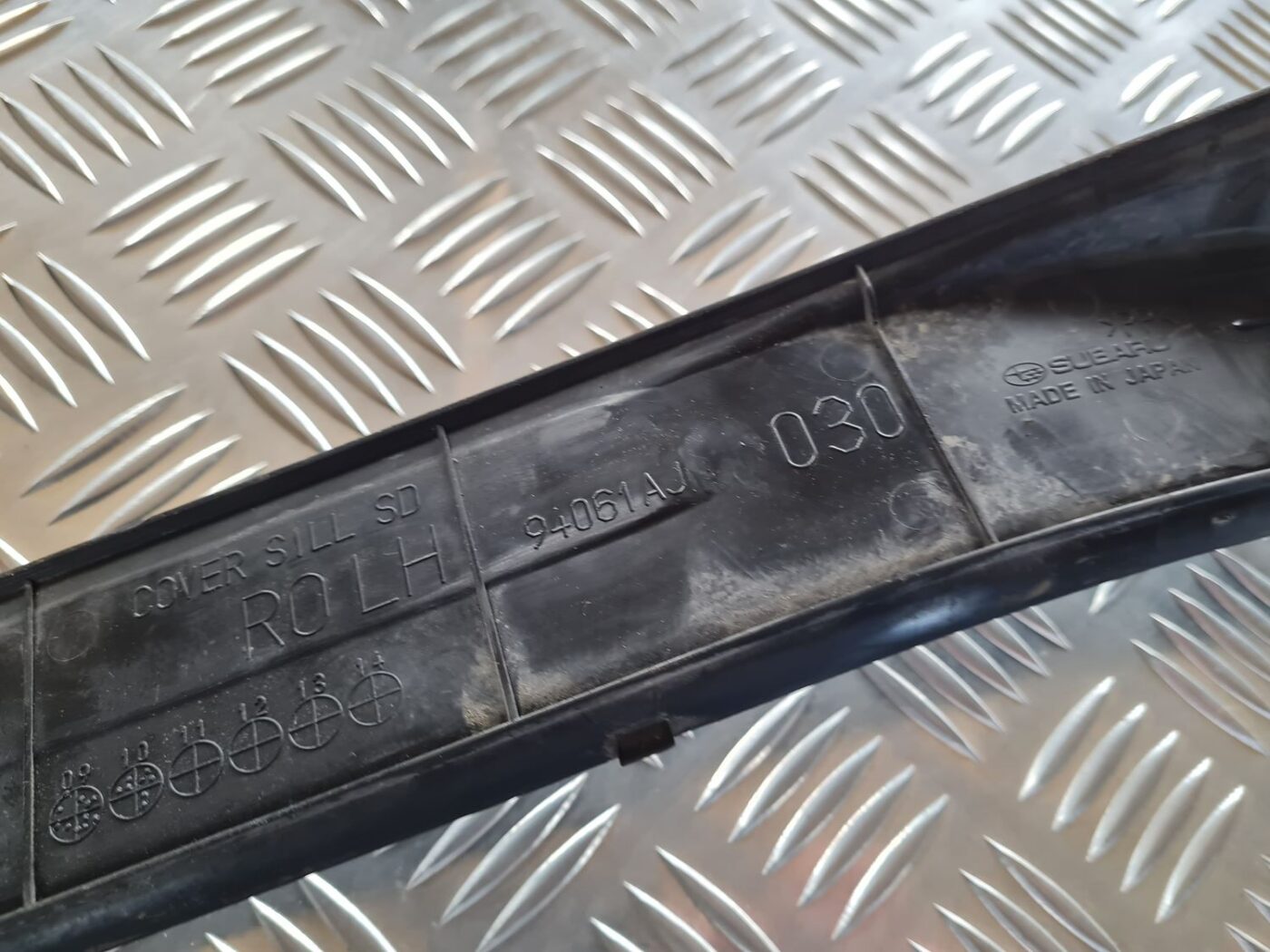 Sliekšņa aizmugurēja kreisa uzlika (salonā) priekš SUBARU LEGACY 2010 3 Sliekšņa aizmugurēja kreisa uzlika (salonā) priekš SUBARU LEGACY 2010