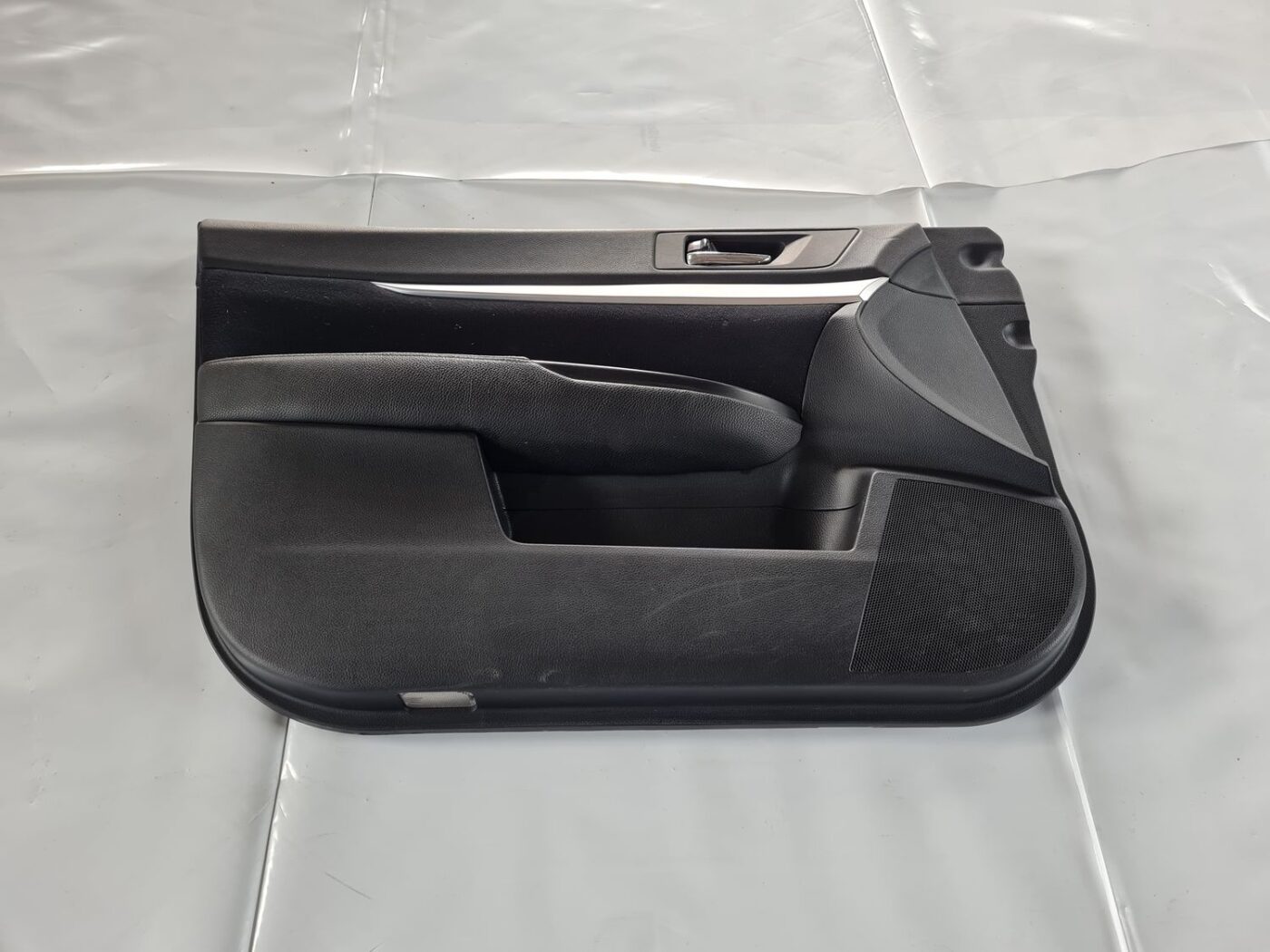 Priekšējo kreiso durvju apdare priekš SUBARU LEGACY 2010