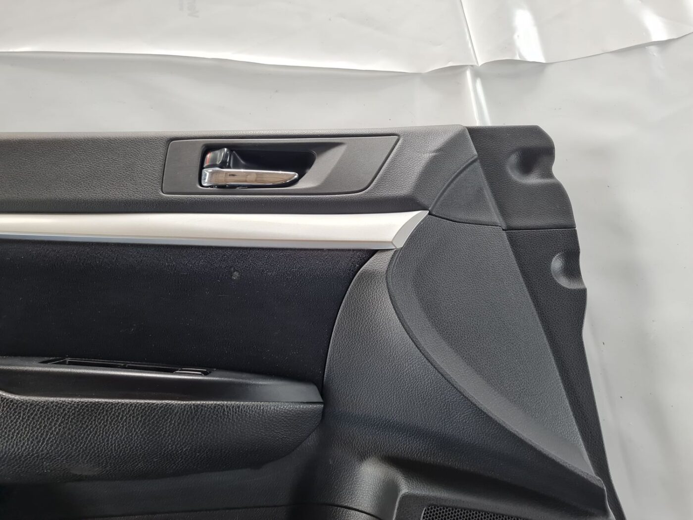 Priekšējo kreiso durvju apdare priekš SUBARU LEGACY 2010