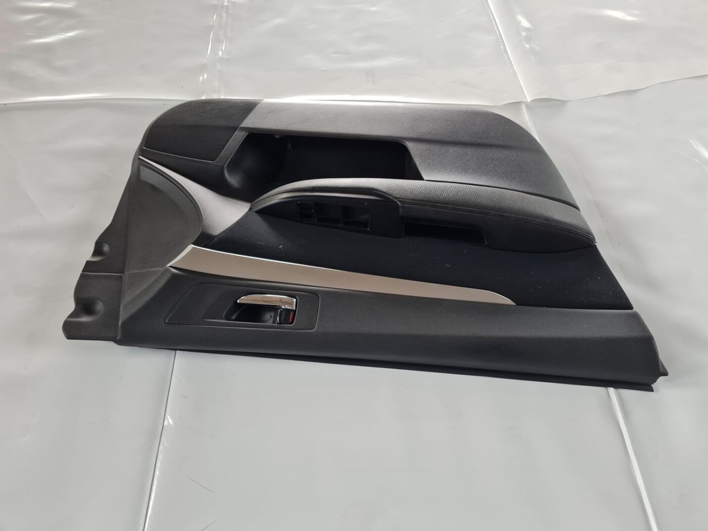 Priekšējo kreiso durvju apdare priekš SUBARU LEGACY 2010