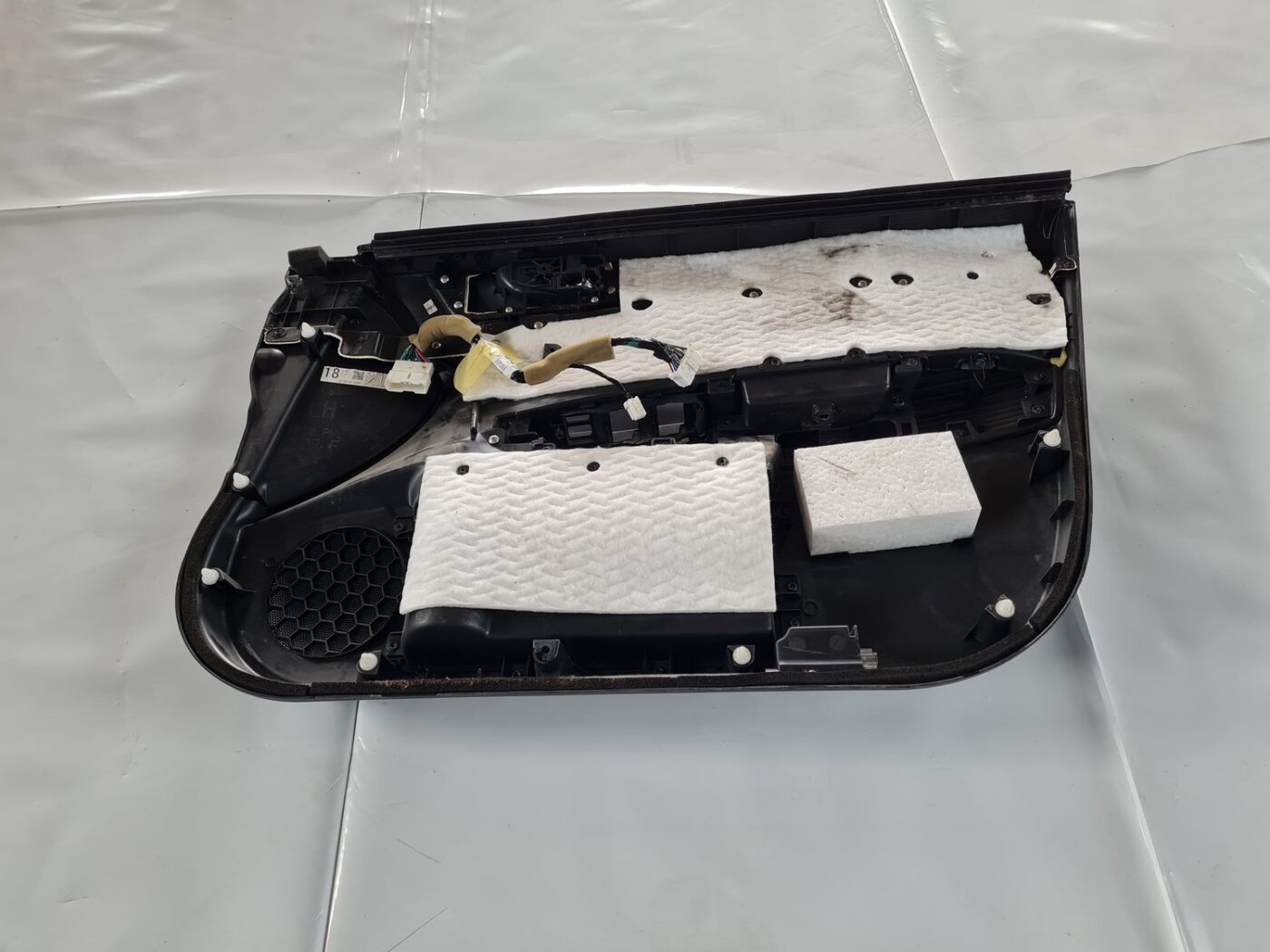 Priekšējo kreiso durvju apdare priekš SUBARU LEGACY 2010