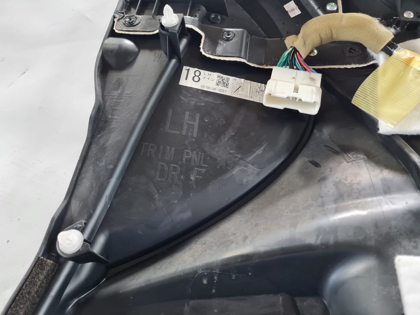 Priekšējo kreiso durvju apdare priekš SUBARU LEGACY 2010