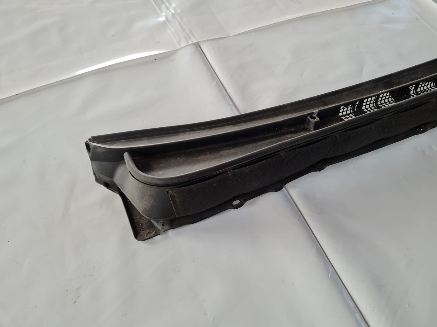 Vējstikla uzlikas (deflektora) režģis priekš SUBARU LEGACY 2010