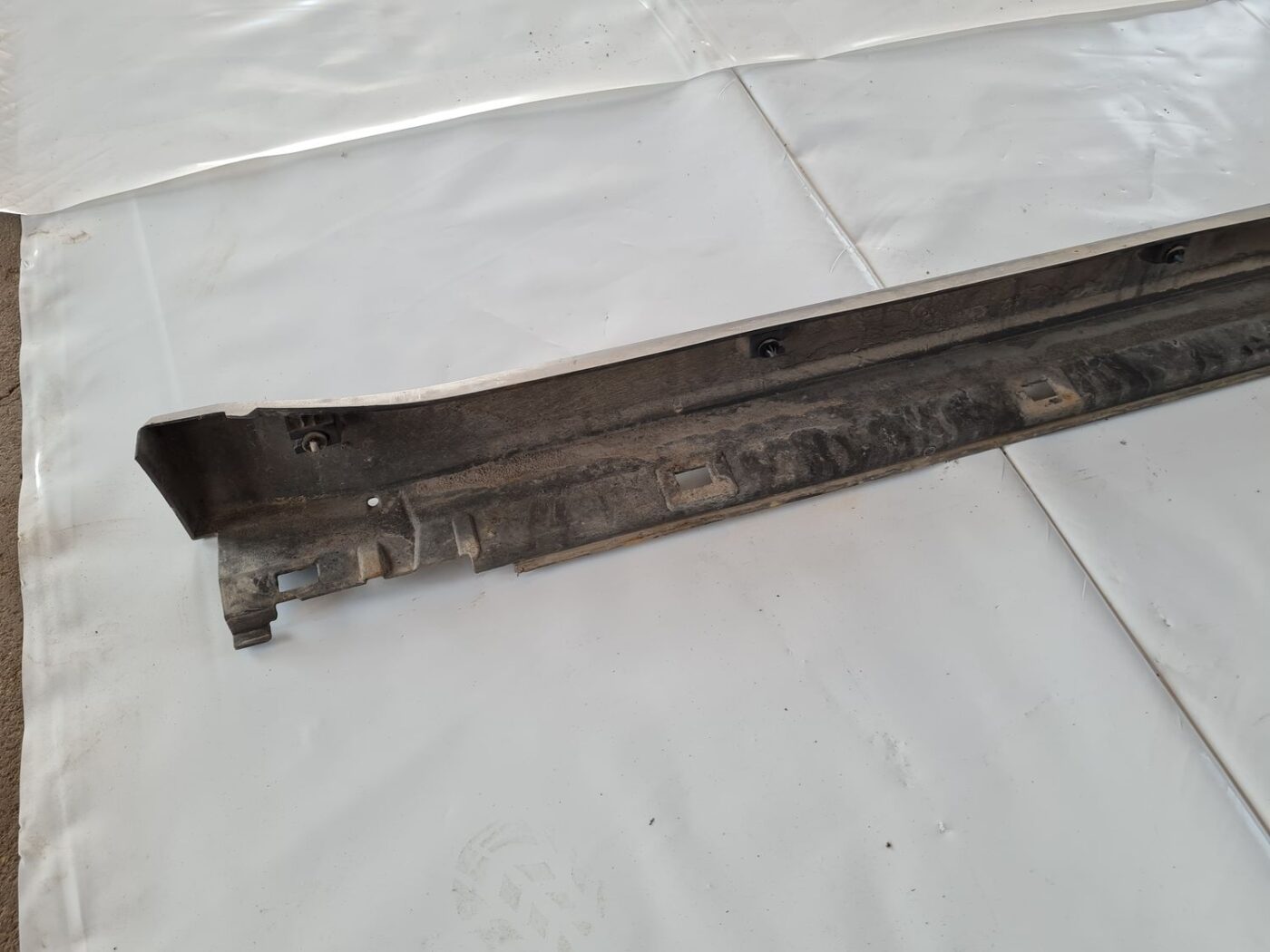 Ārēja sliekšņa kreisa uzlika priekš SUBARU LEGACY 2010 7 Ārēja sliekšņa kreisa uzlika priekš SUBARU LEGACY 2010