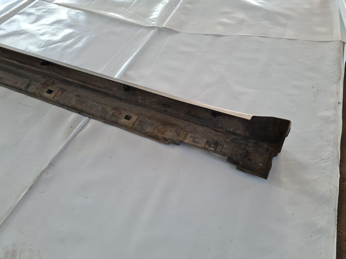 Ārēja sliekšņa kreisa uzlika priekš SUBARU LEGACY 2010 6 Ārēja sliekšņa kreisa uzlika priekš SUBARU LEGACY 2010