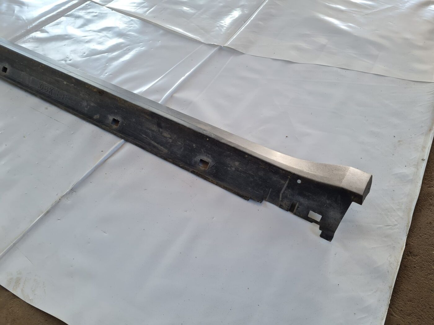 Ārēja sliekšņa kreisa uzlika priekš SUBARU LEGACY 2010 2 Ārēja sliekšņa kreisa uzlika priekš SUBARU LEGACY 2010