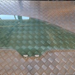 Priekšējo labo durvju stikls priekš SUBARU LEGACY 2010