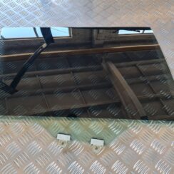 Aizmugurējo labo durvju stikls priekš SUBARU LEGACY 2010