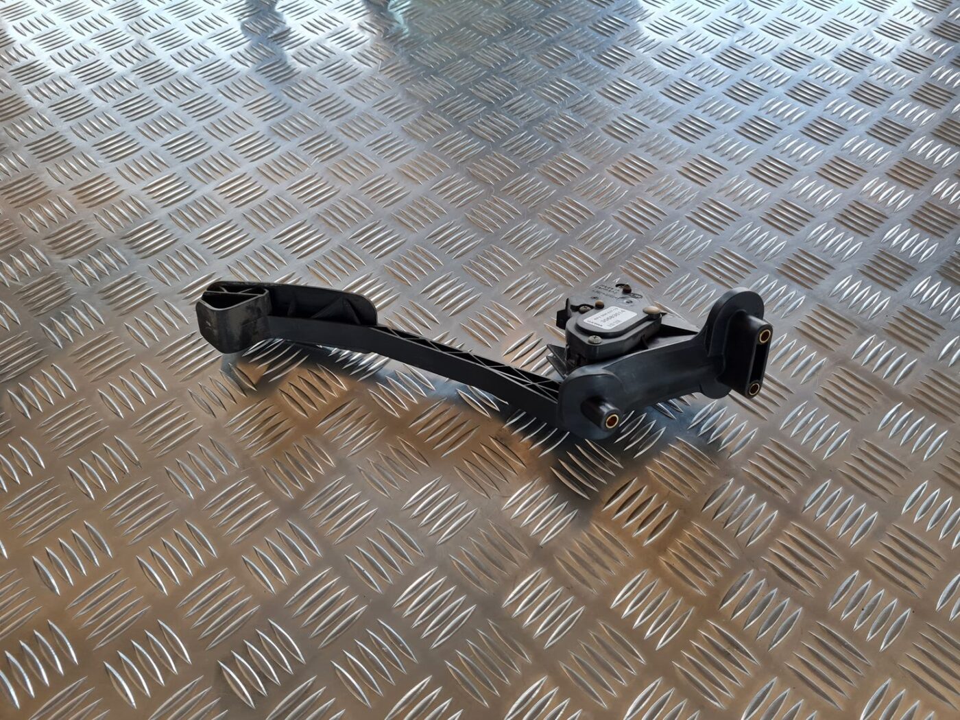 Gāzes pedālis priekš VOLVO V70 2006