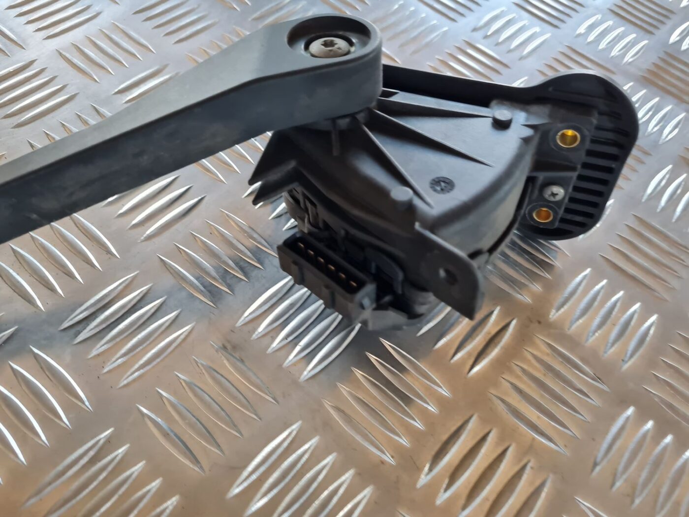 Gāzes pedālis priekš VOLVO V70 2006