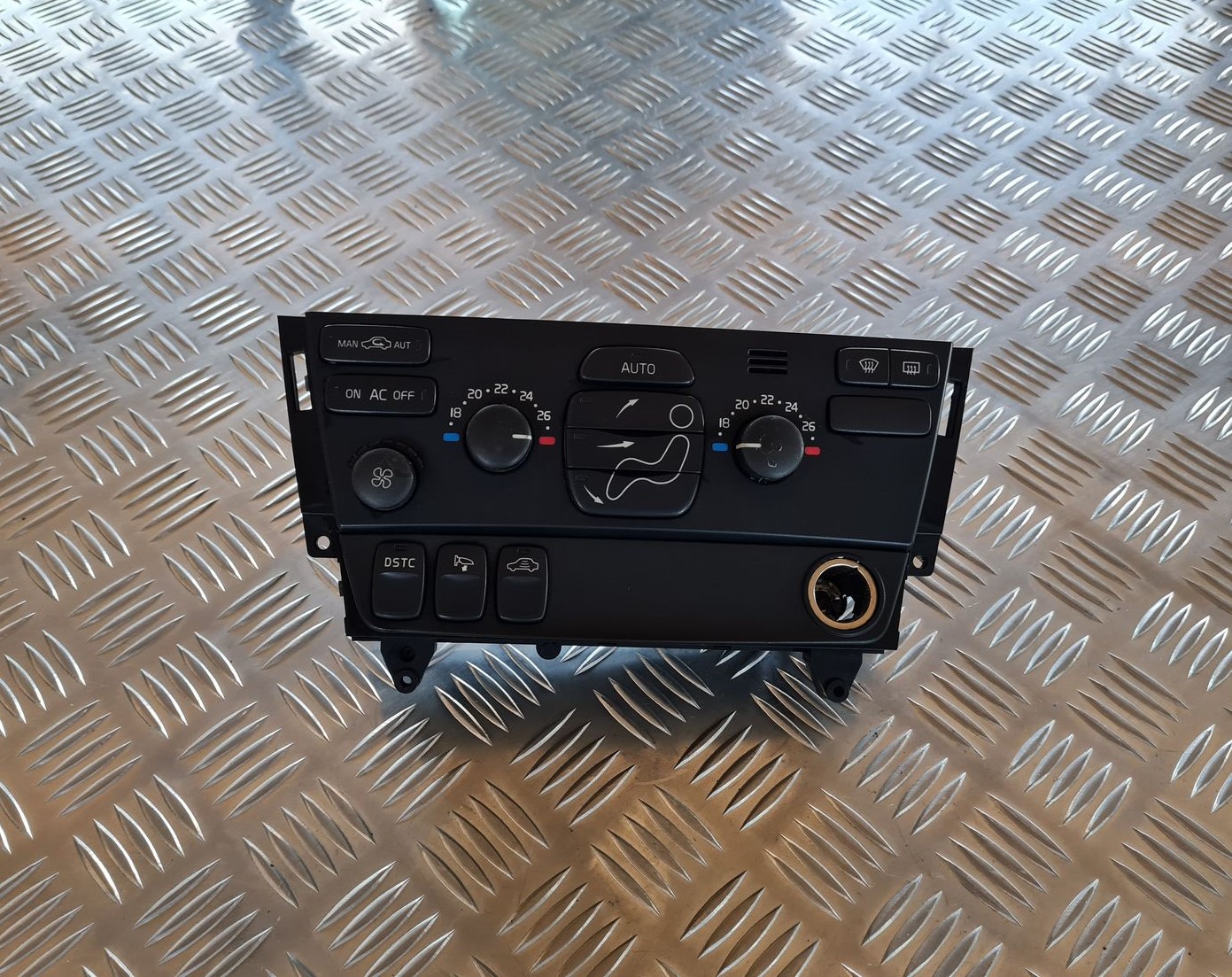 Klimata kontroles bloks priekš VOLVO V70 2006 1 Klimata kontroles bloks priekš VOLVO V70 2006