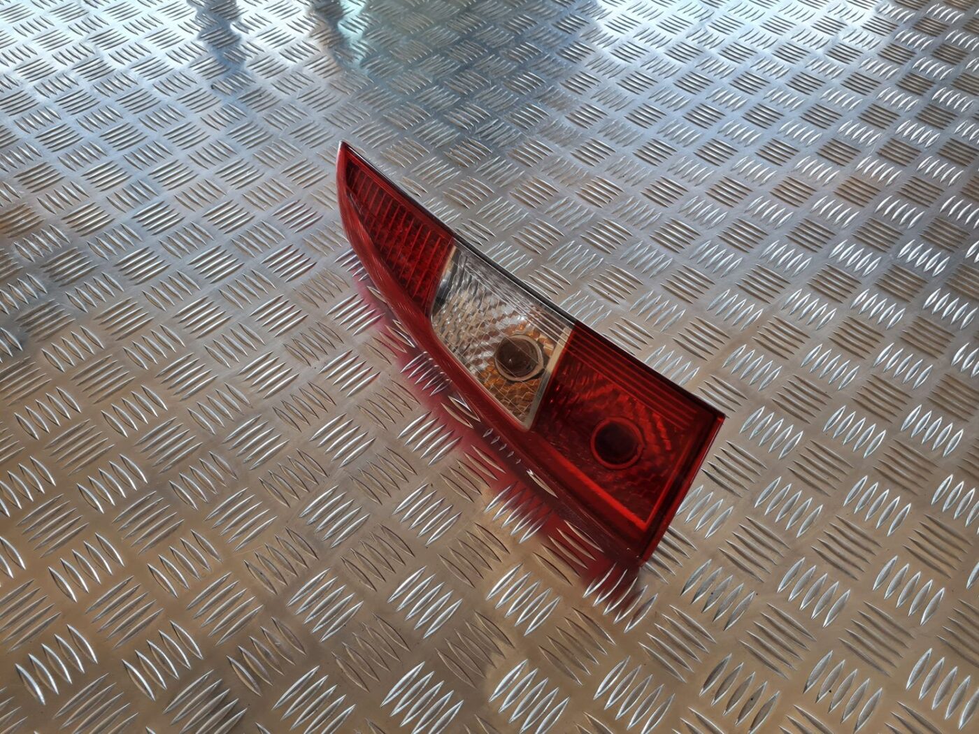 Aizmugurējais kreisais lukturis priekš VOLVO V70 2006