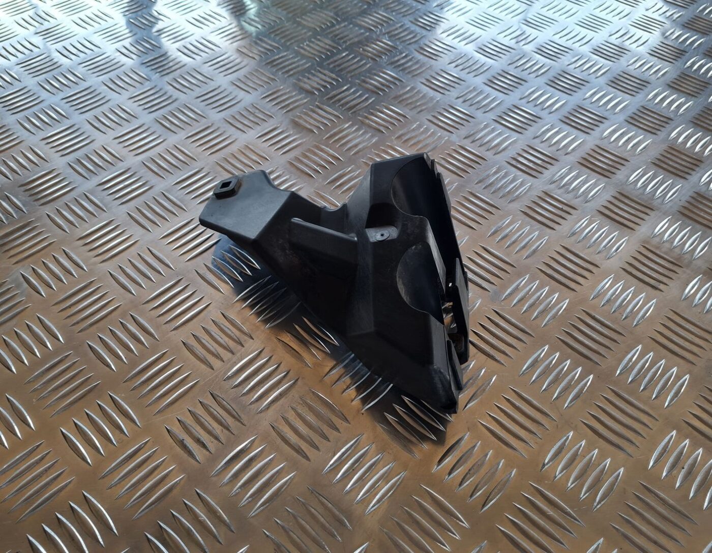 Aizmugurēja bufera kronšteins priekš VOLVO V70 2006 1 Aizmugurēja bufera kronšteins priekš VOLVO V70 2006