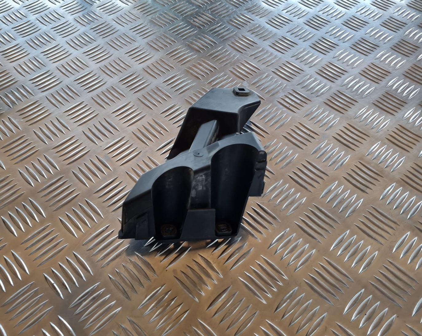 Aizmugurēja bufera kronšteins priekš VOLVO V70 2006 2 Aizmugurēja bufera kronšteins priekš VOLVO V70 2006