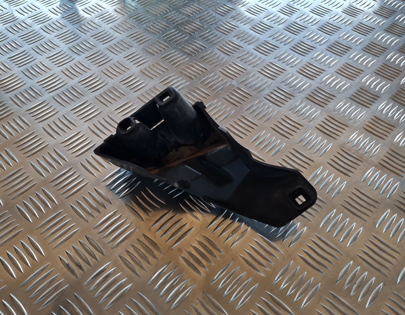 Aizmugurēja bufera kronšteins priekš VOLVO V70 2006 4 Aizmugurēja bufera kronšteins priekš VOLVO V70 2006