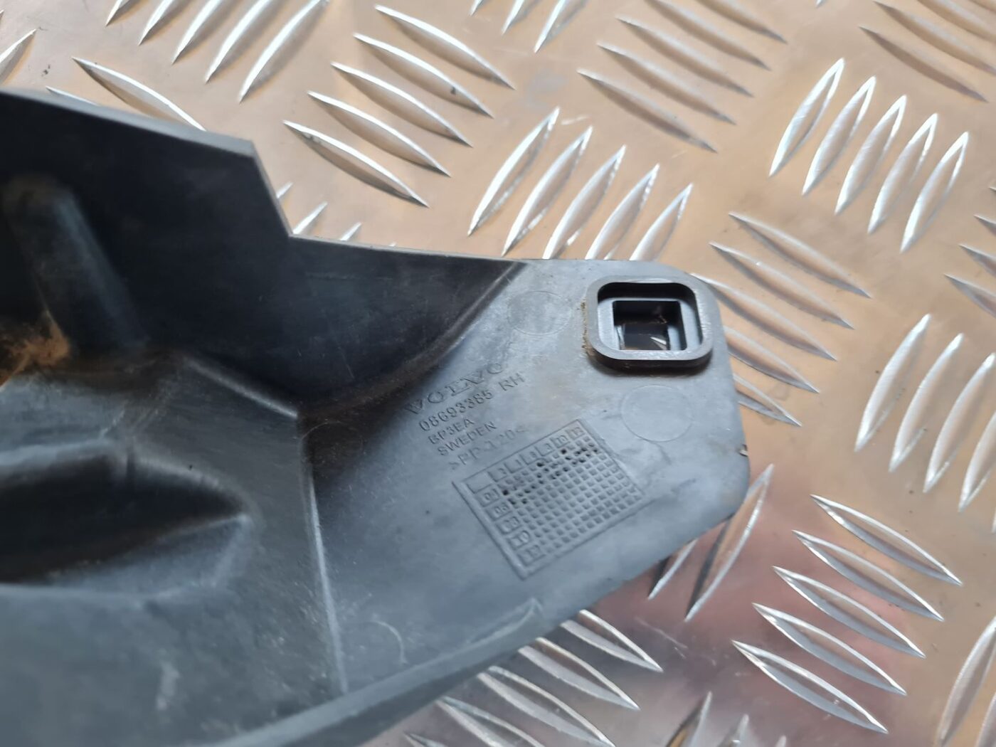 Aizmugurēja bufera kronšteins priekš VOLVO V70 2006 3 Aizmugurēja bufera kronšteins priekš VOLVO V70 2006