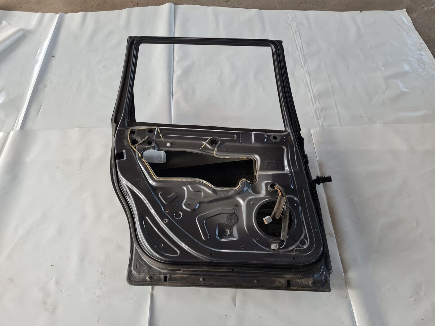 Aizmugurējās kreisās durvis priekš VOLVO V70 2006 5 Aizmugurējās kreisās durvis priekš VOLVO V70 2006