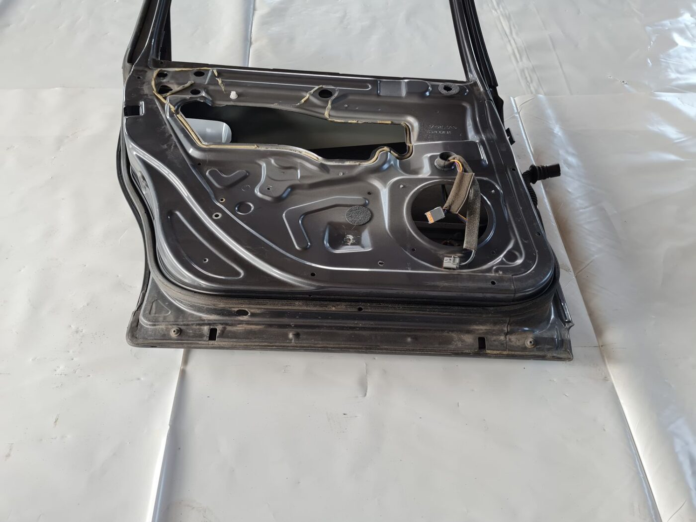 Aizmugurējās kreisās durvis priekš VOLVO V70 2006 4 Aizmugurējās kreisās durvis priekš VOLVO V70 2006