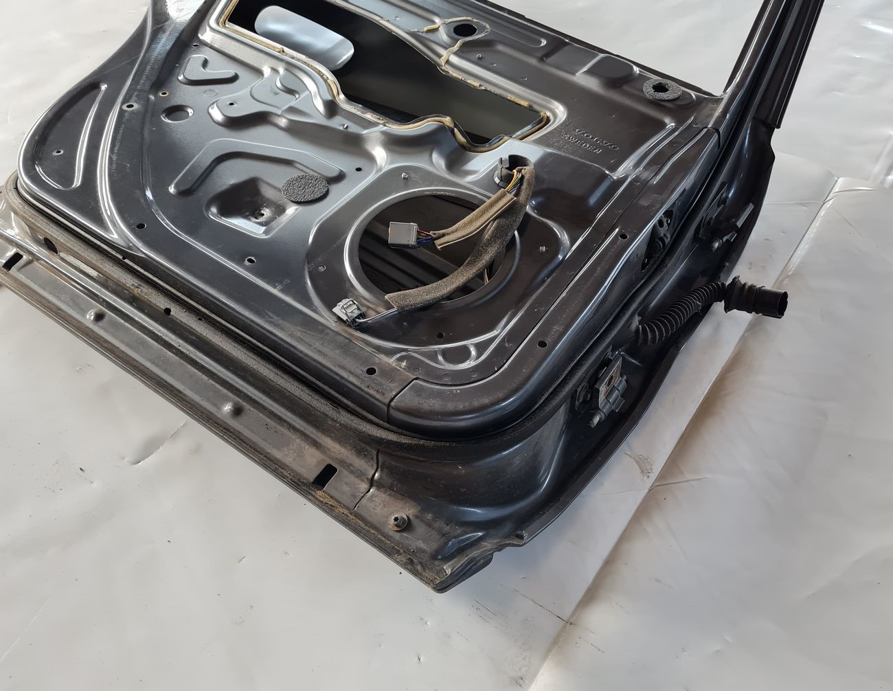 Aizmugurējās kreisās durvis priekš VOLVO V70 2006 3 Aizmugurējās kreisās durvis priekš VOLVO V70 2006