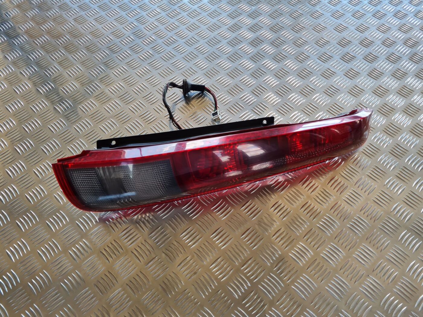 Aizmugurējais labais lukturis priekš NISSAN X-TRAIL 2002 1 Aizmugurējais labais lukturis priekš NISSAN X-TRAIL 2002